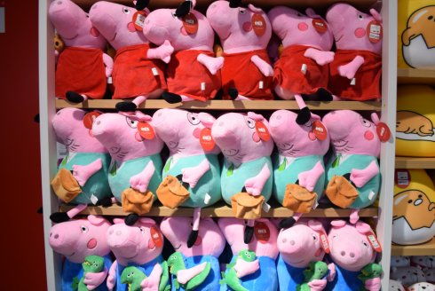 不同位置的日用百货店进货选择策略